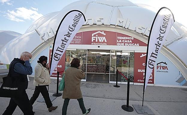 Tres visitantes acceden a la Feria Inmobiliaria de Valladolid ayer.
