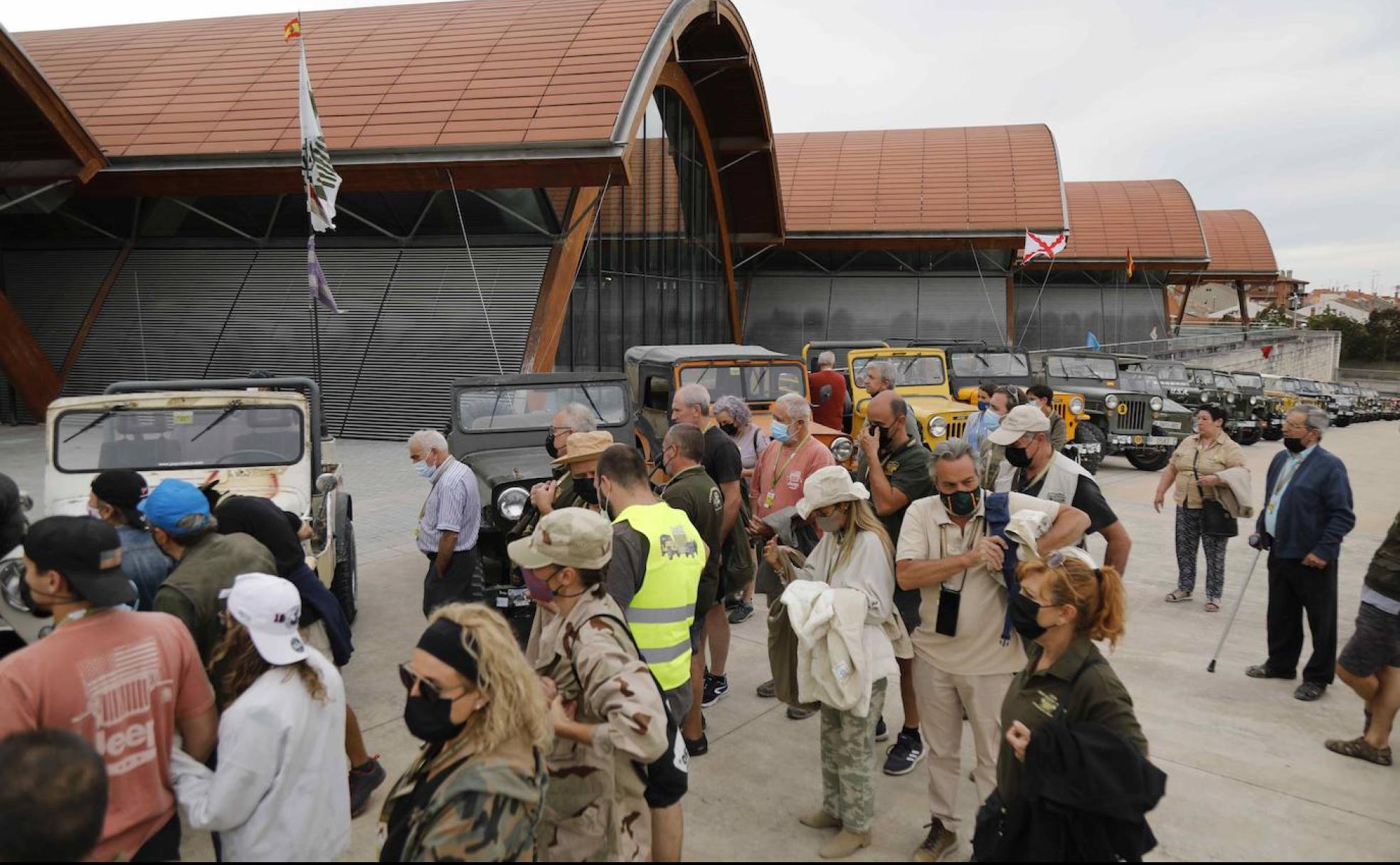 Visita de integrantes del Club Jeep Willys Clásicos a Bodegas Protos en Peñafiel (Valladolid). 