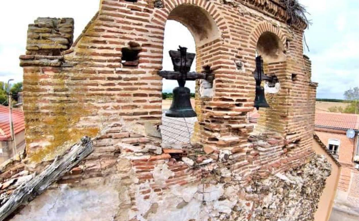 Estado actual de la espadaña de la iglesia de Calabazas. 