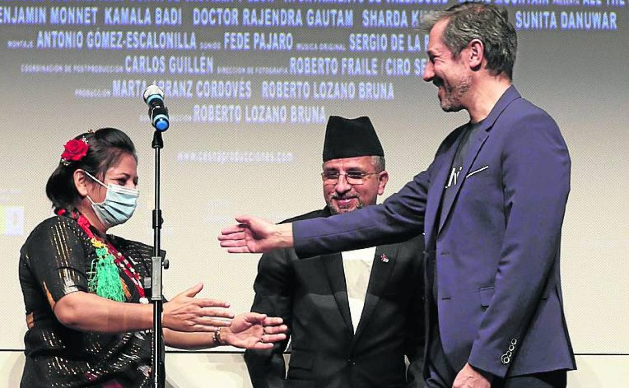 Roberto Lozano, junto a Sarah y Rajendra Gautam. 