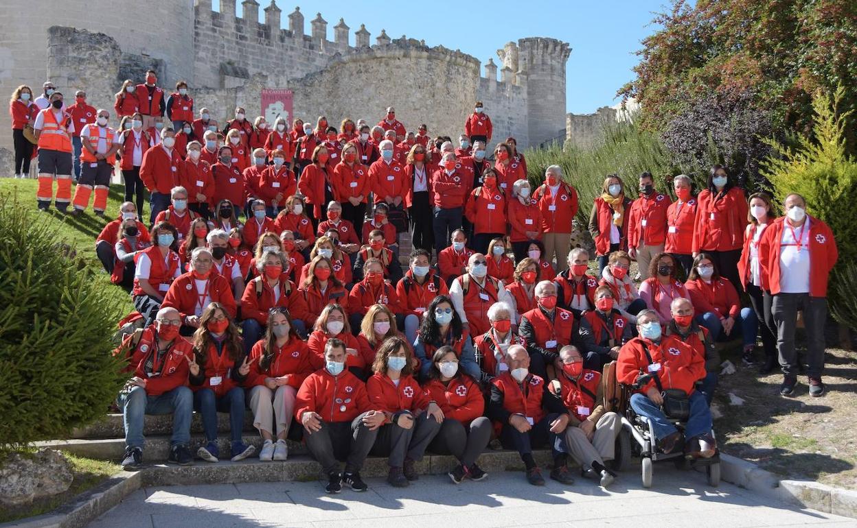 Los voluntarios de Cruz Roja, este sábado en Cuéllar. 