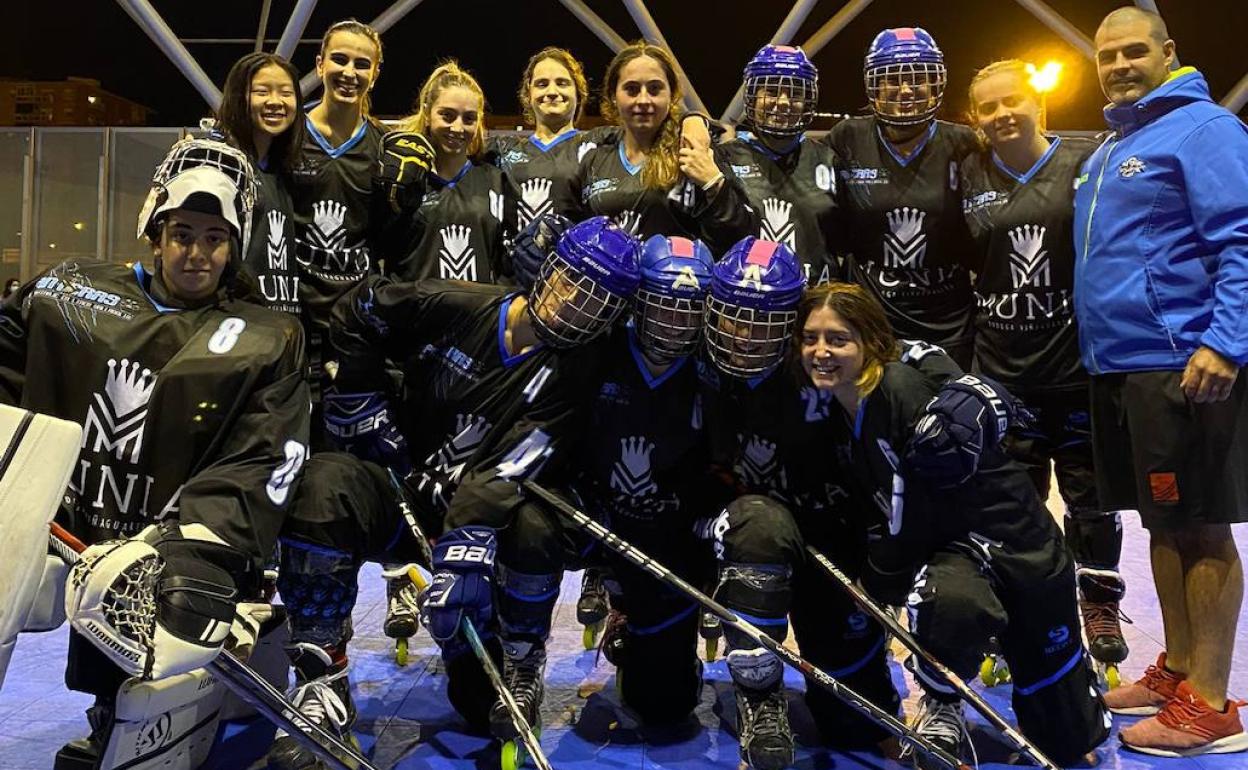 Las chicas del Munia Panteras celebran el triunfo tras el partido