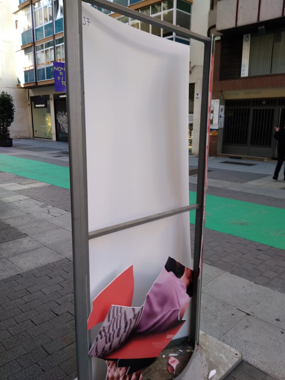 Fotos: Destrozan los carteles de la Seminci en Valladolid