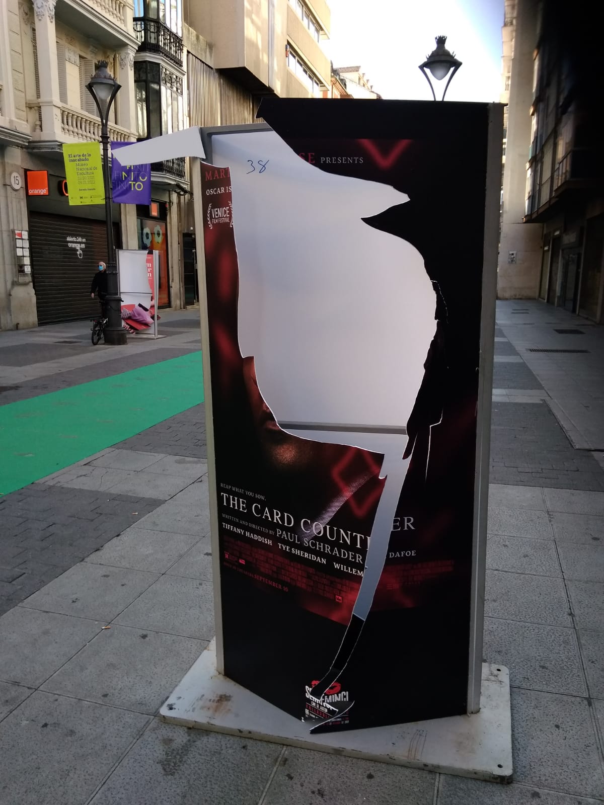 Fotos: Destrozan los carteles de la Seminci en Valladolid