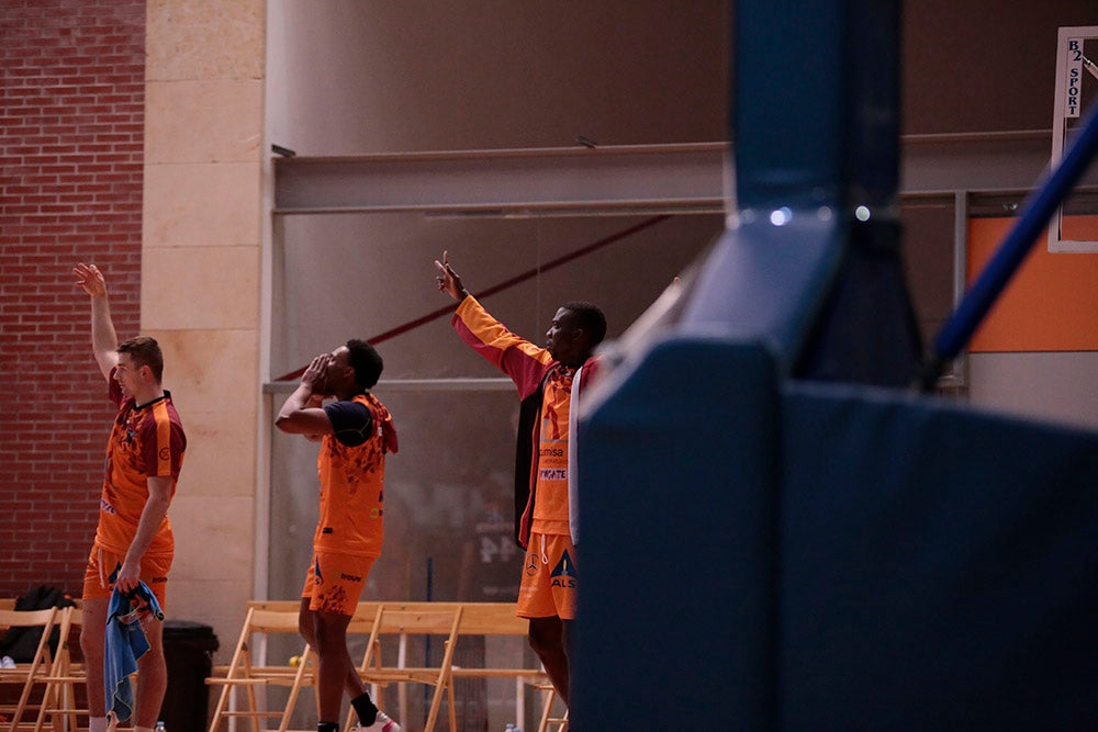 Festival desde el triple de Aquimisa para sumar su primer triunfo liguero ante un descendido de LEB Oro (91-75)