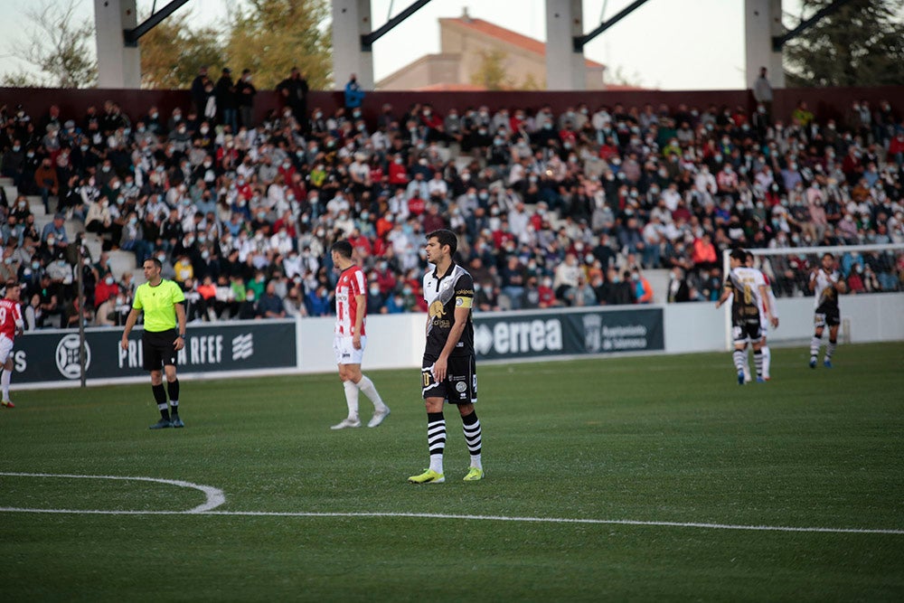 Trepidante oda al balón en la fiesta del fútbol popular entre Unionistas y la SD Logroñés (3-3)