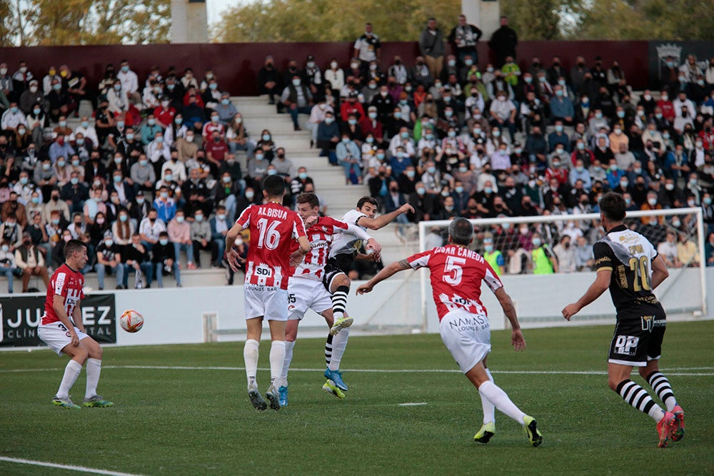 Trepidante oda al balón en la fiesta del fútbol popular entre Unionistas y la SD Logroñés (3-3)