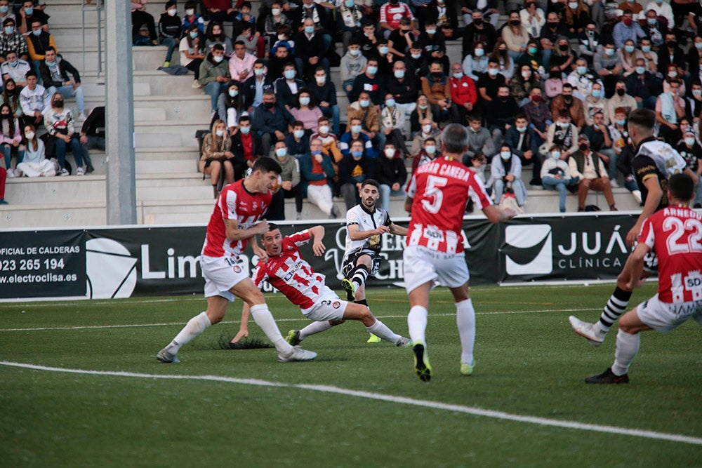 Trepidante oda al balón en la fiesta del fútbol popular entre Unionistas y la SD Logroñés (3-3)