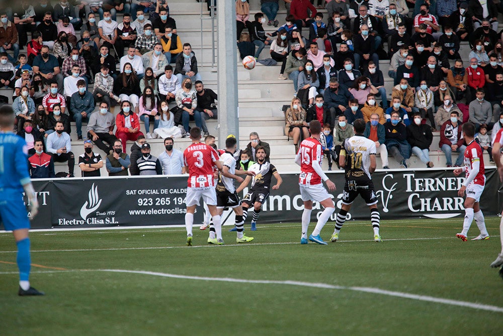 Trepidante oda al balón en la fiesta del fútbol popular entre Unionistas y la SD Logroñés (3-3)