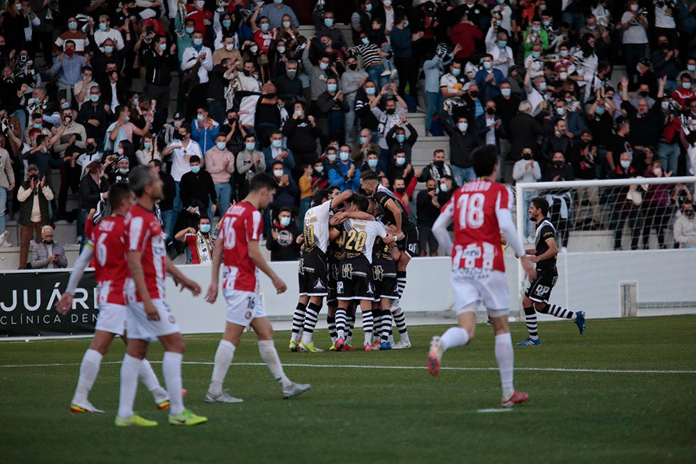 Trepidante oda al balón en la fiesta del fútbol popular entre Unionistas y la SD Logroñés (3-3)