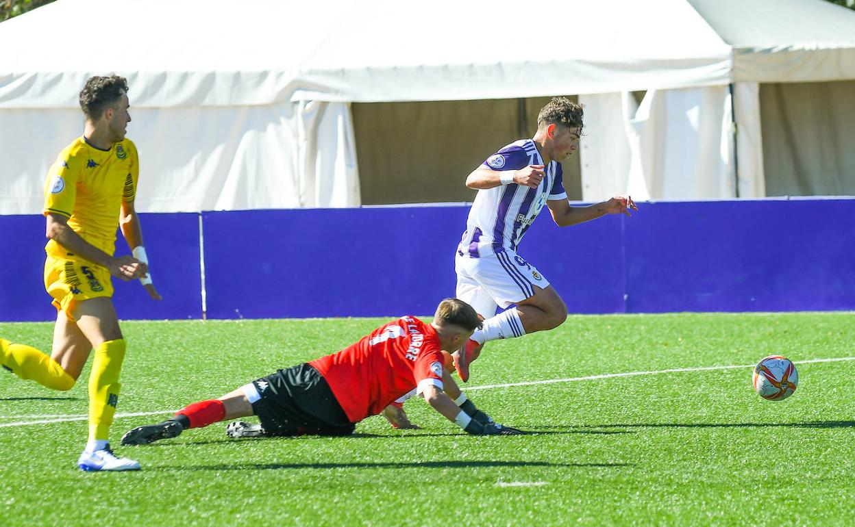 El delantero del Real Valladolid Juvenil, Canario, recorta al guardameta del cuadro alfarero para anotar el primer gol del partido