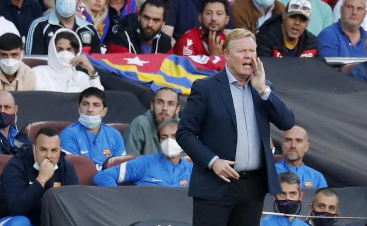 Ronald Koeman da indicaciones durante el clásico. 