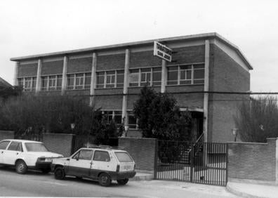Imagen secundaria 1 - Arriba, vehículo fúnebre de La Soledad; debajo, a la izquierda, el tanatorio San José en 1990, y a la derecha, un vehículo de La Soledad, en el Daily Mail. 