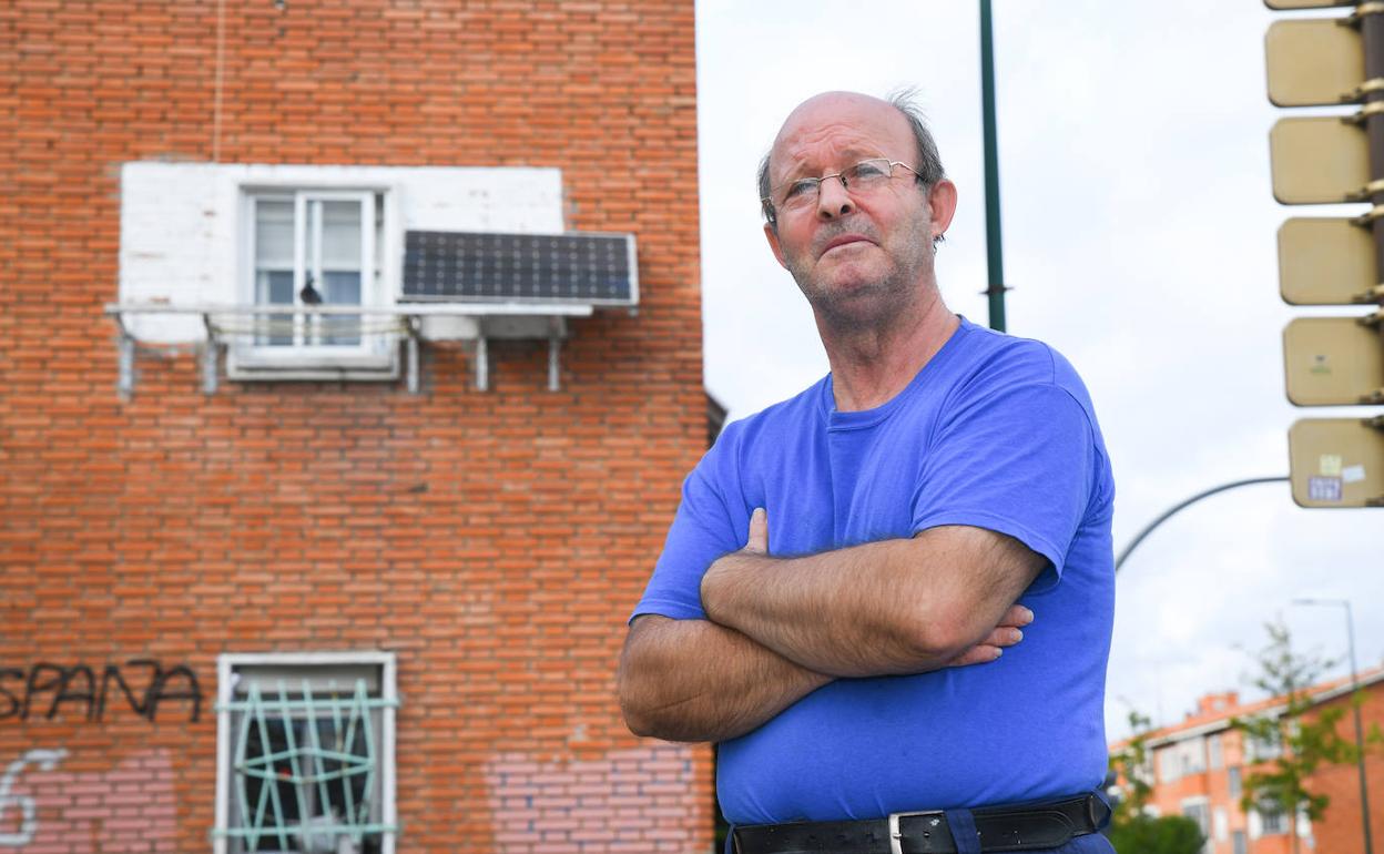 Ángel Aragón posa con las placas solares colocadas junto a la ventana de su piso.. 