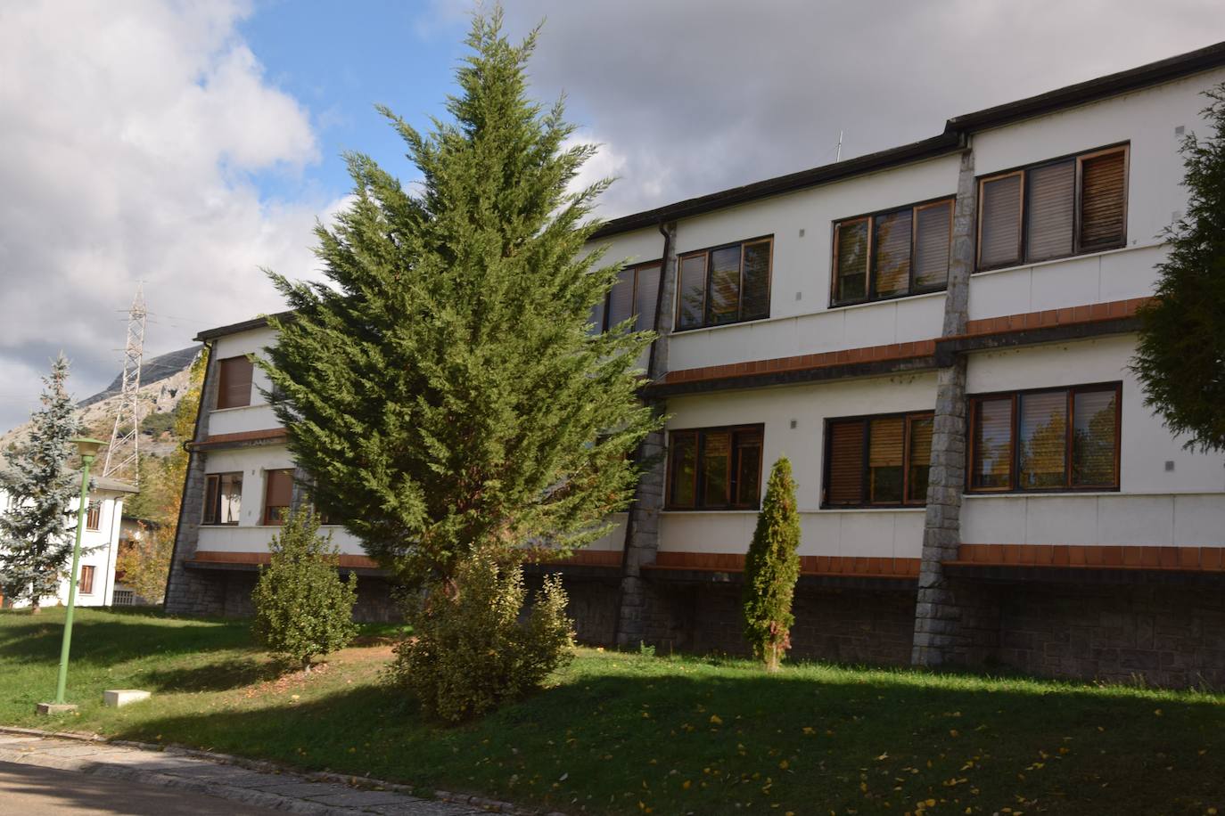 Fotos: Preparan la voladura de la torre de refrigeración de la Térmica de Velilla