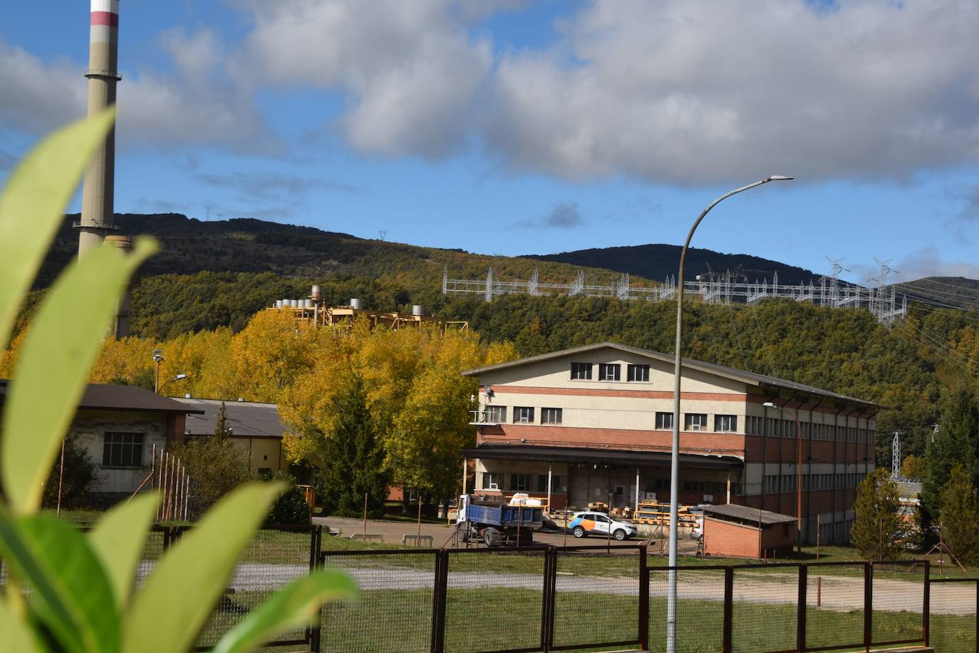 Fotos: Preparan la voladura de la torre de refrigeración de la Térmica de Velilla