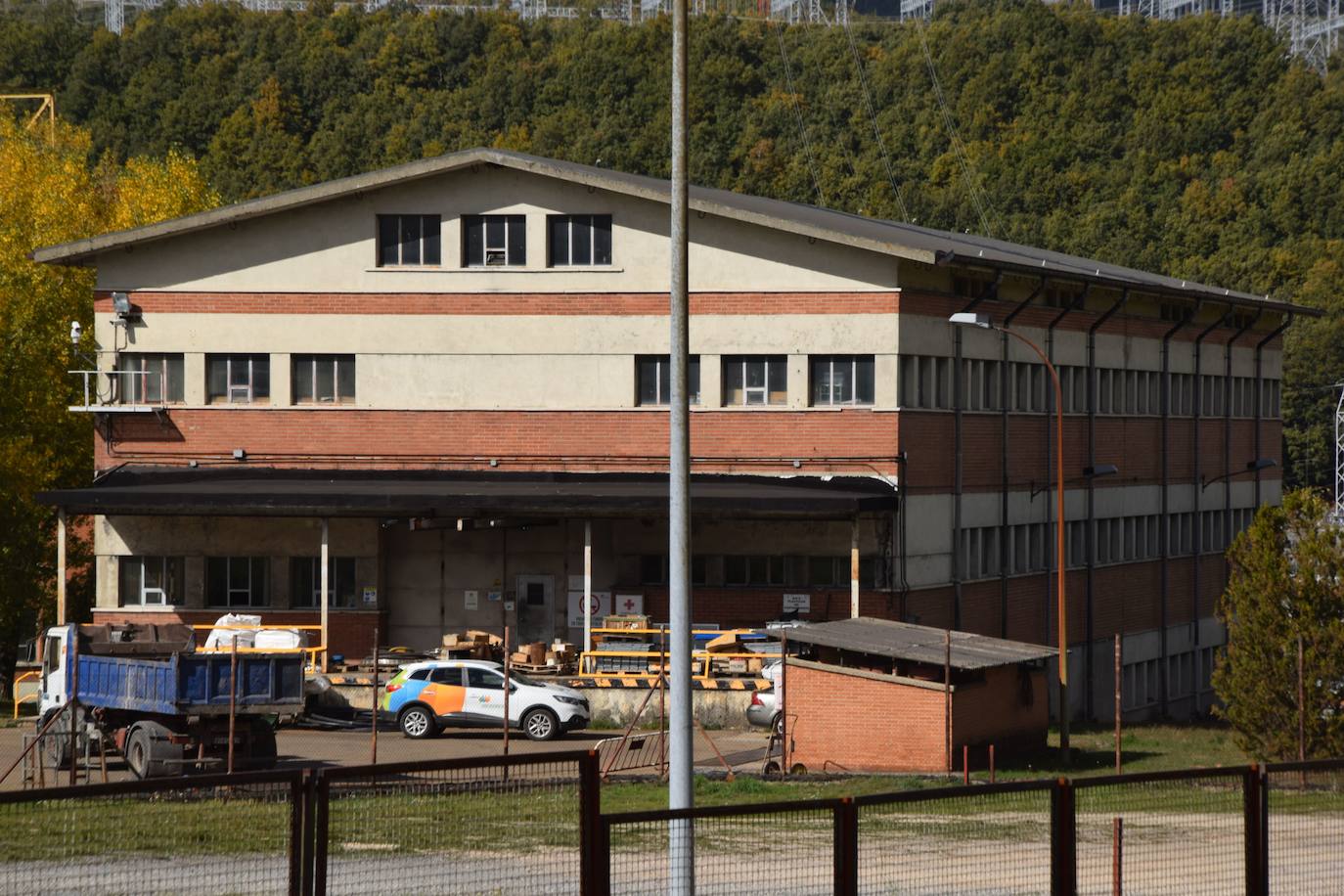 Fotos: Preparan la voladura de la torre de refrigeración de la Térmica de Velilla