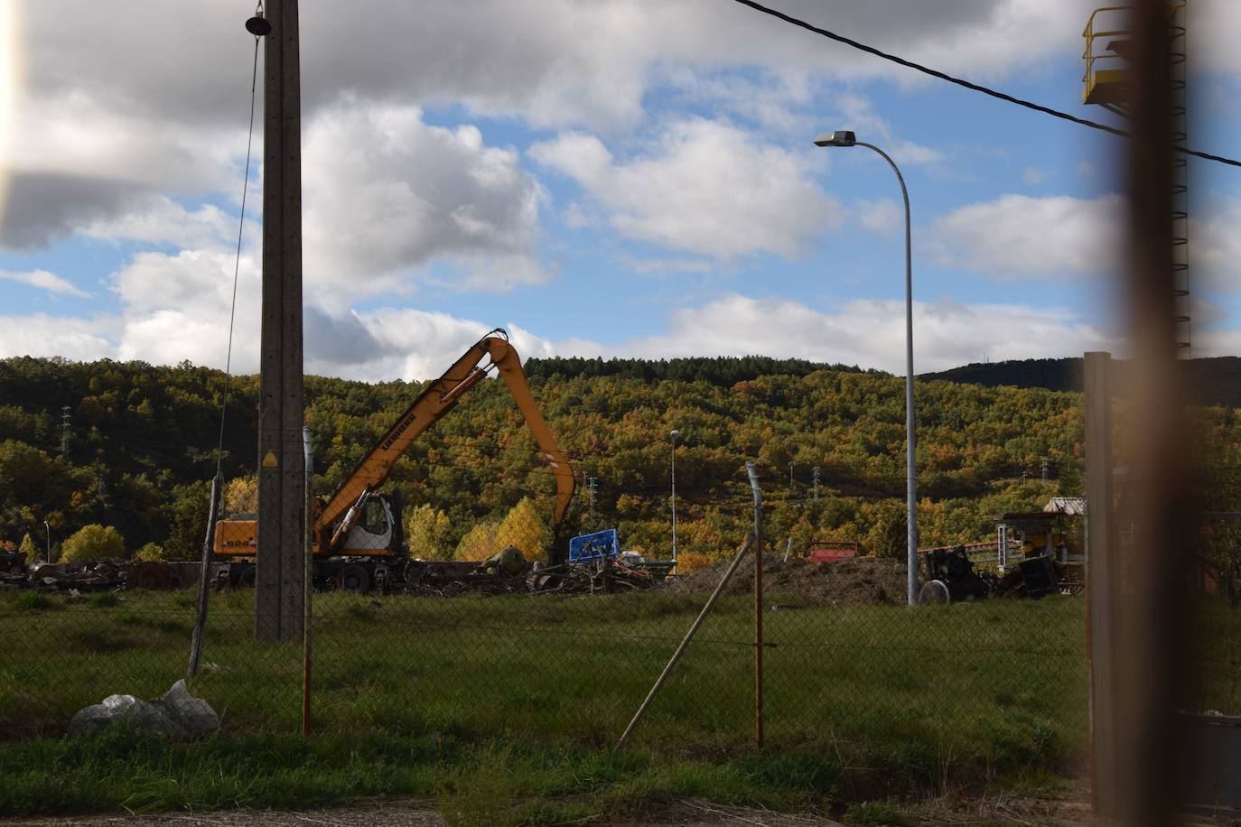 Fotos: Preparan la voladura de la torre de refrigeración de la Térmica de Velilla