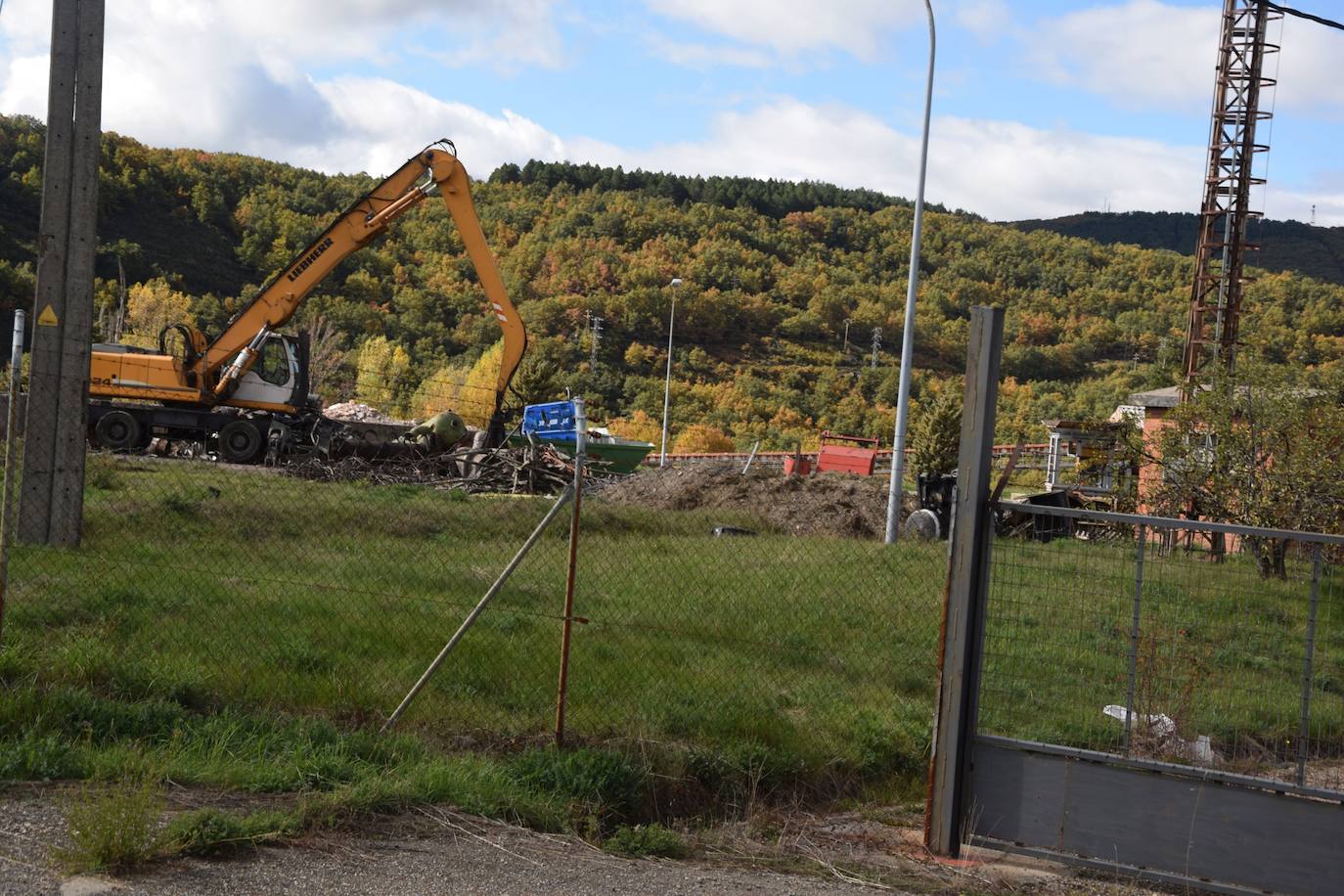 Fotos: Preparan la voladura de la torre de refrigeración de la Térmica de Velilla