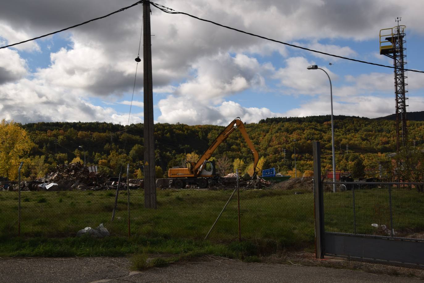 Fotos: Preparan la voladura de la torre de refrigeración de la Térmica de Velilla
