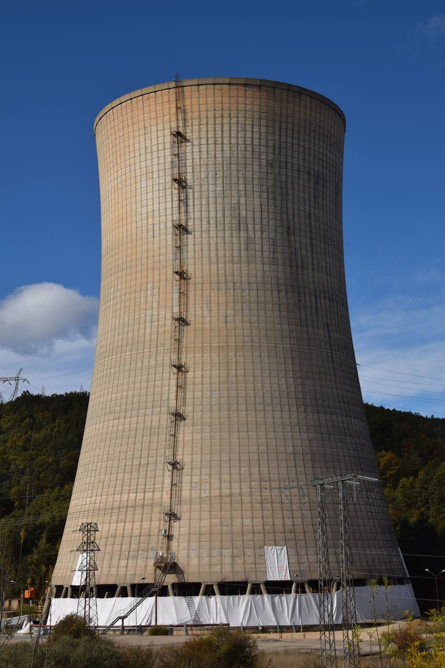Fotos: Preparan la voladura de la torre de refrigeración de la Térmica de Velilla
