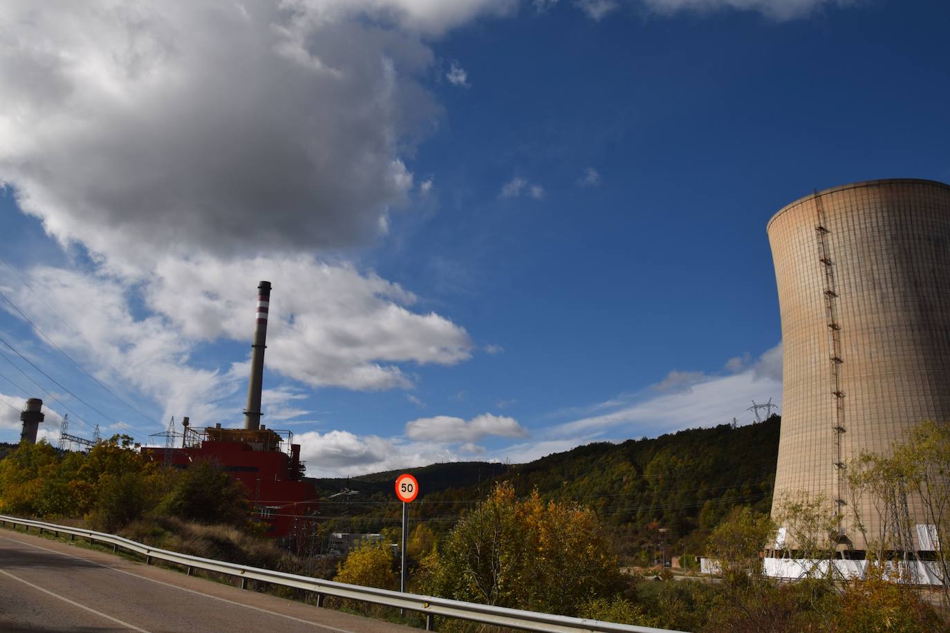 Fotos: Preparan la voladura de la torre de refrigeración de la Térmica de Velilla
