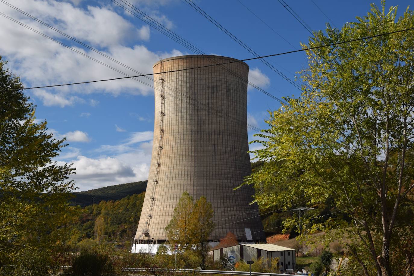 Fotos: Preparan la voladura de la torre de refrigeración de la Térmica de Velilla