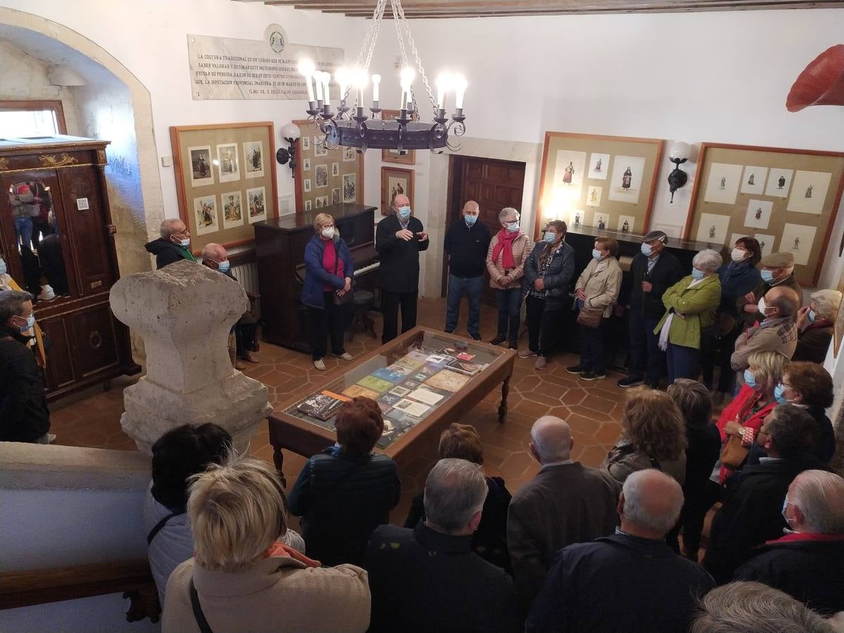 Fotos: Mayores de Villavicencio, Bolaños y Villalán visitan Urueña de la mano de Joaquín Díaz