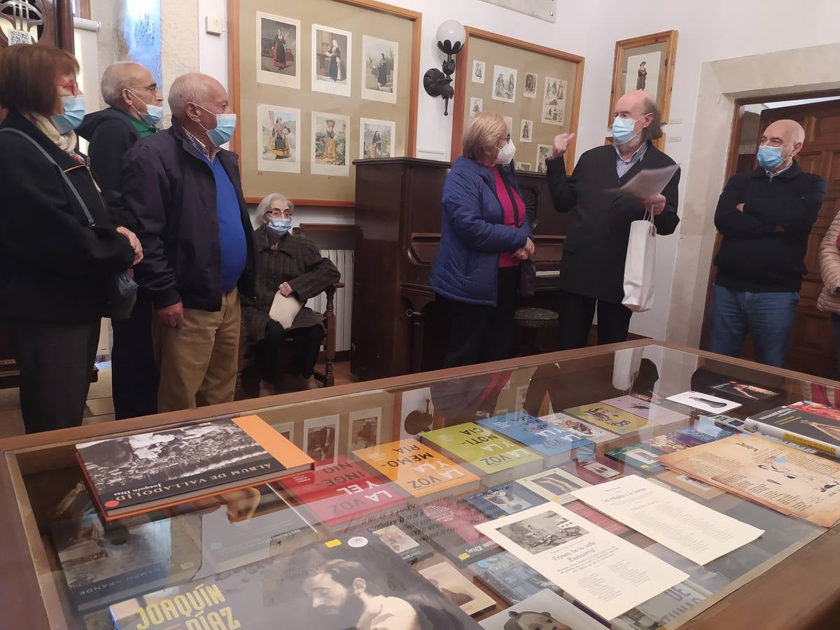 Fotos: Mayores de Villavicencio, Bolaños y Villalán visitan Urueña de la mano de Joaquín Díaz