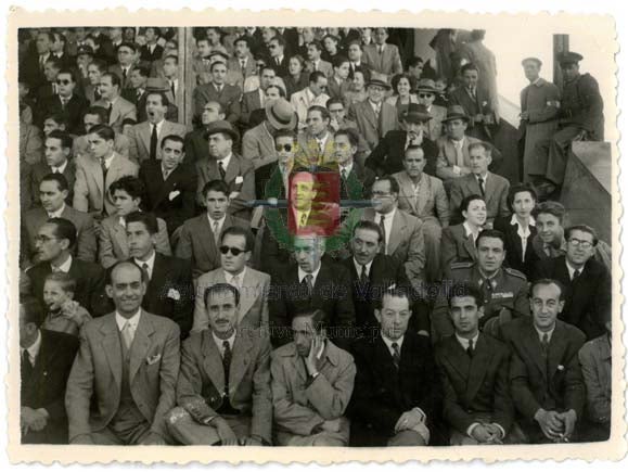Público en las gradas del antiguo estadio asiste a un partido en los años 60.