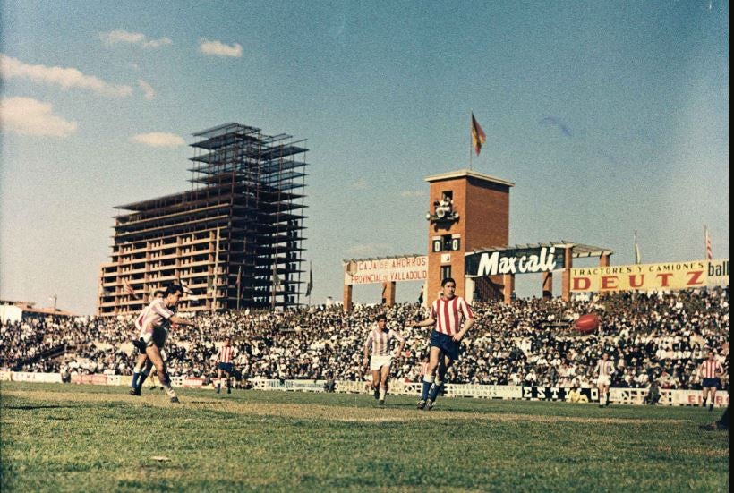 Un partido en el viejo estadio con el edificio de Las Mercedes al fondo, en construcción.