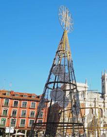 Imagen secundaria 2 - El Árbol de los Deseos luce ya en la Plaza Mayor de Valladolid