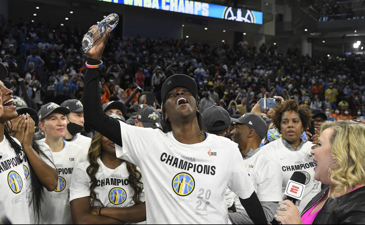 Copper con su MVP de la final de la WNBA. 