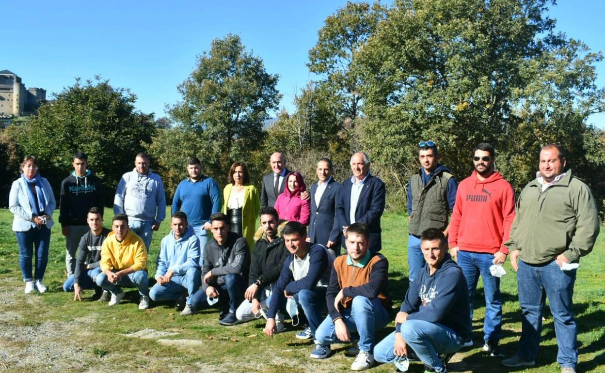 Carnero junto a los representantes de Urcacyl y los jóvenes cooperativistas. 