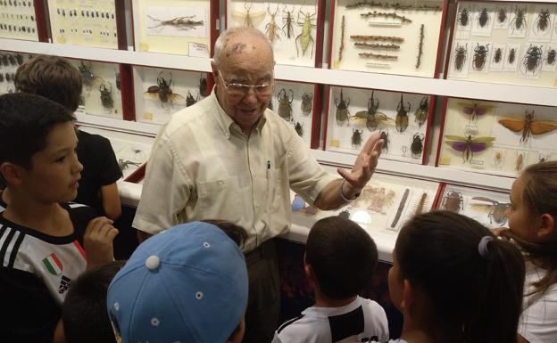 Pantaleón, con un grupo de niños, en una de sus últimas visitas a su colección de mariposas en La Santa Espina.