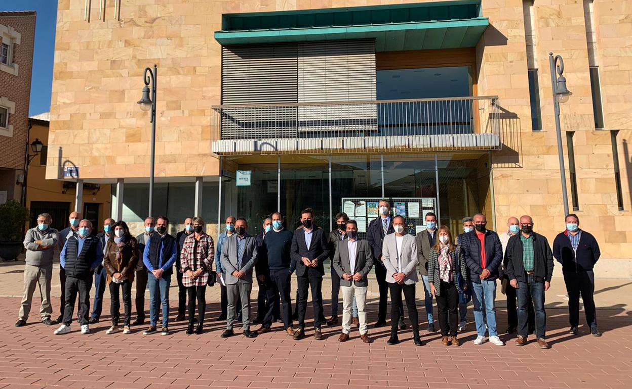 Representantes de las localidades, a la puerta del Ayuntamiento de Pedrajas.