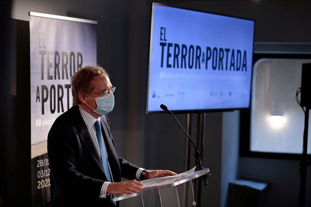 'El terror a portada' se compone de portadas, fotografías y artículos de los periódicos de Vocento, junto a objetos y fotografías cedidas por las familias de las víctimas