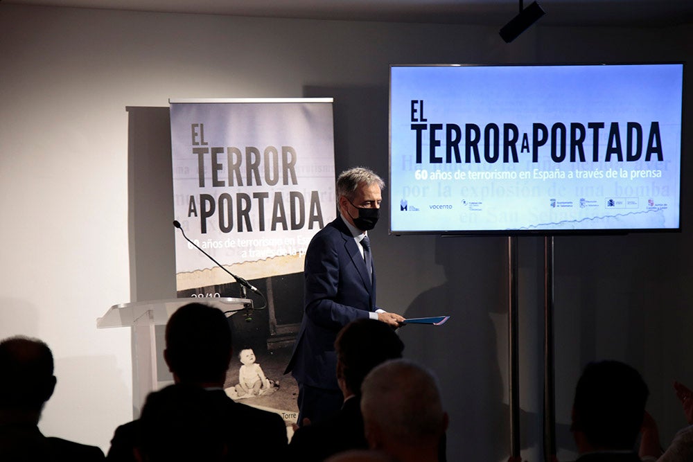 'El terror a portada' se compone de portadas, fotografías y artículos de los periódicos de Vocento, junto a objetos y fotografías cedidas por las familias de las víctimas
