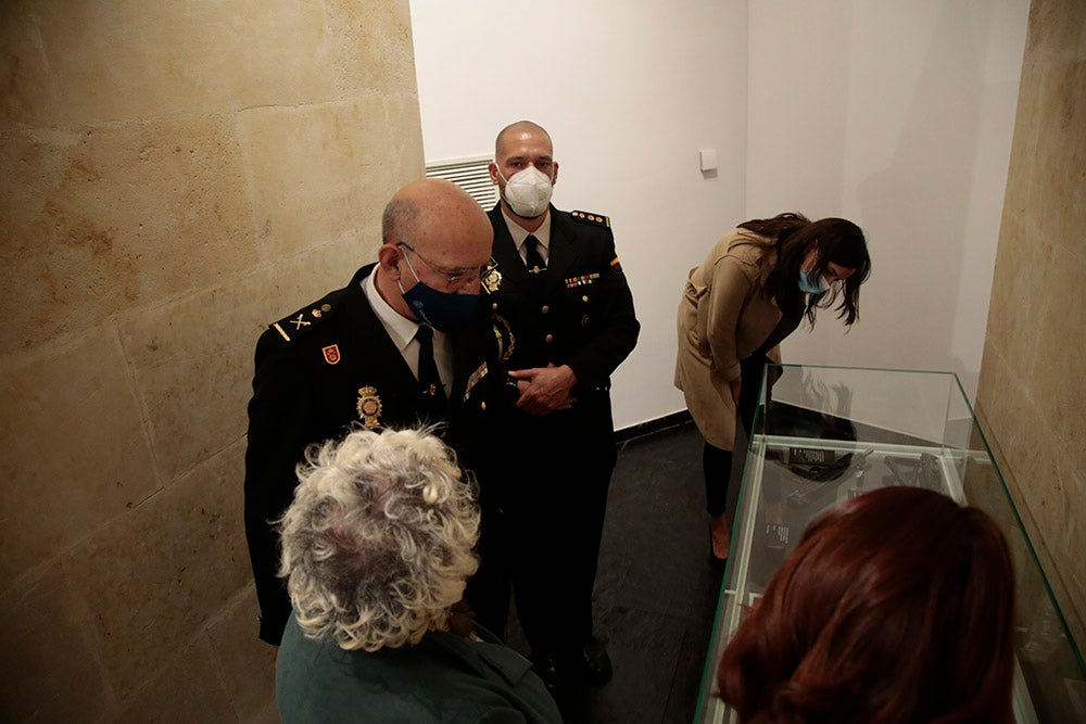 'El terror a portada' se compone de portadas, fotografías y artículos de los periódicos de Vocento, junto a objetos y fotografías cedidas por las familias de las víctimas