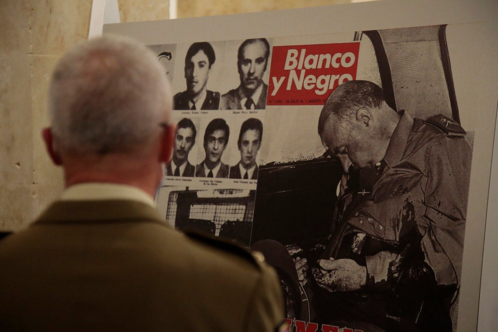 'El terror a portada' se compone de portadas, fotografías y artículos de los periódicos de Vocento, junto a objetos y fotografías cedidas por las familias de las víctimas