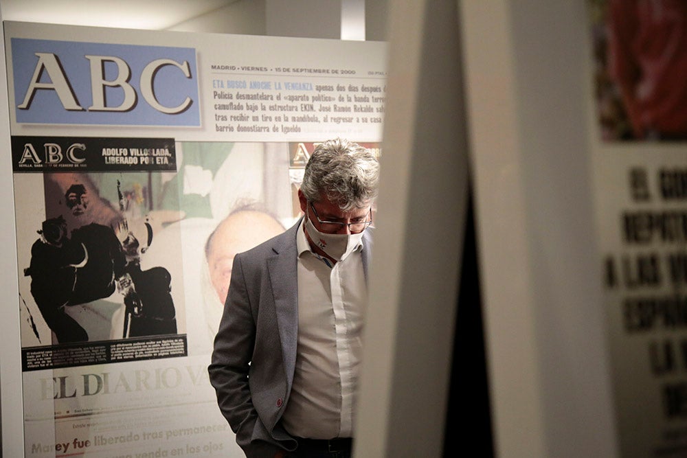 'El terror a portada' se compone de portadas, fotografías y artículos de los periódicos de Vocento, junto a objetos y fotografías cedidas por las familias de las víctimas