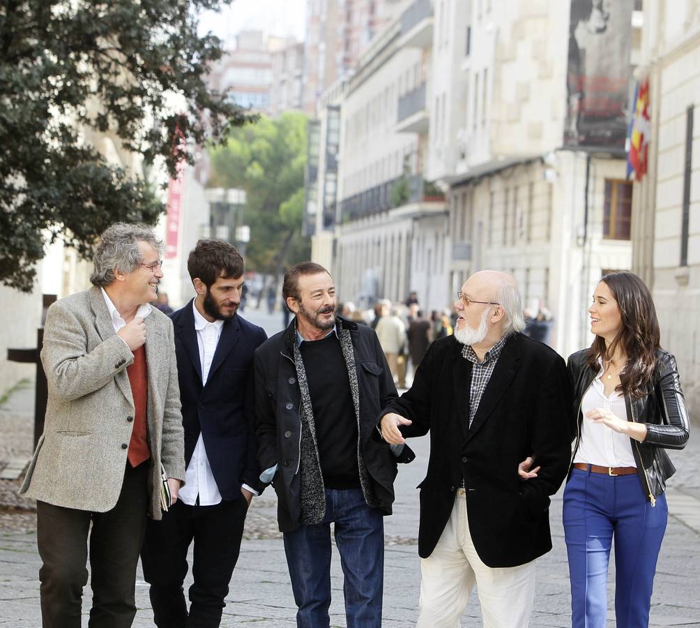 2012. Manuel Rivas, Quim Gutiérrez, Juan Diego, José Luis Cuerda y Celia Freijeiro, equipo de la película "Todo es silencio", película a concurso en la sección oficial de la Seminci, pasean por Valladolid.