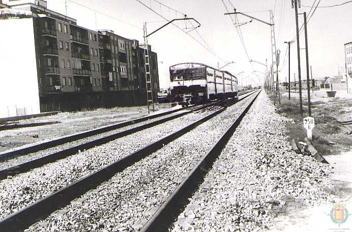 El tendido ferroviario a su paso por el barrio en los años 70.