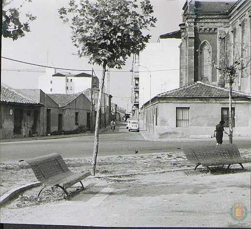 1974. Vista de la calle Nueva del Carmen con la iglesia de Nuestra Señora del Pilar a la derecha.