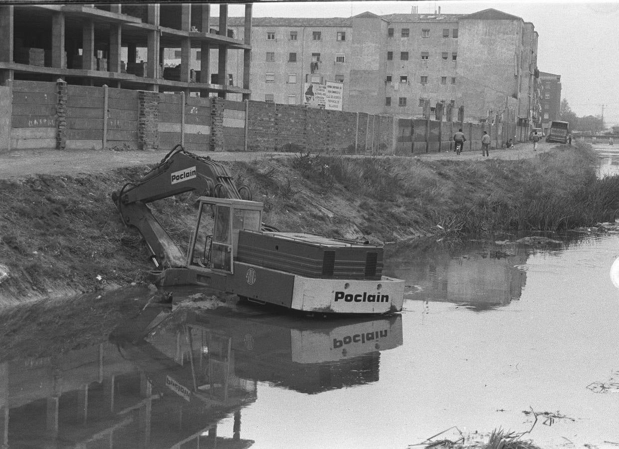 1984. Máquina excavadora hundida en el fango mientras realizaba los trabajos de dragado del río Esgueva.