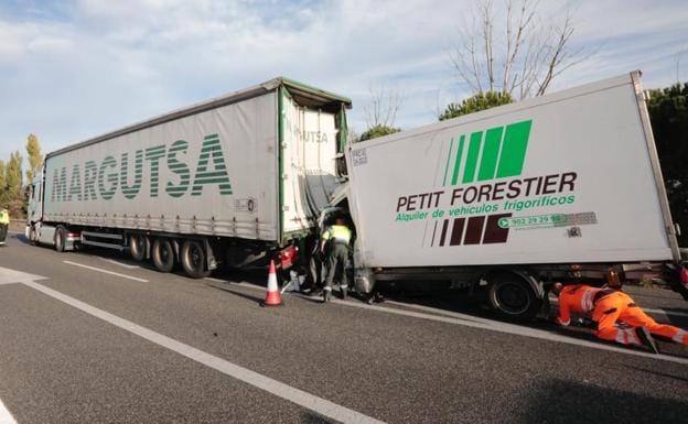 Los camiones accidentados en el segundo siniestro. 