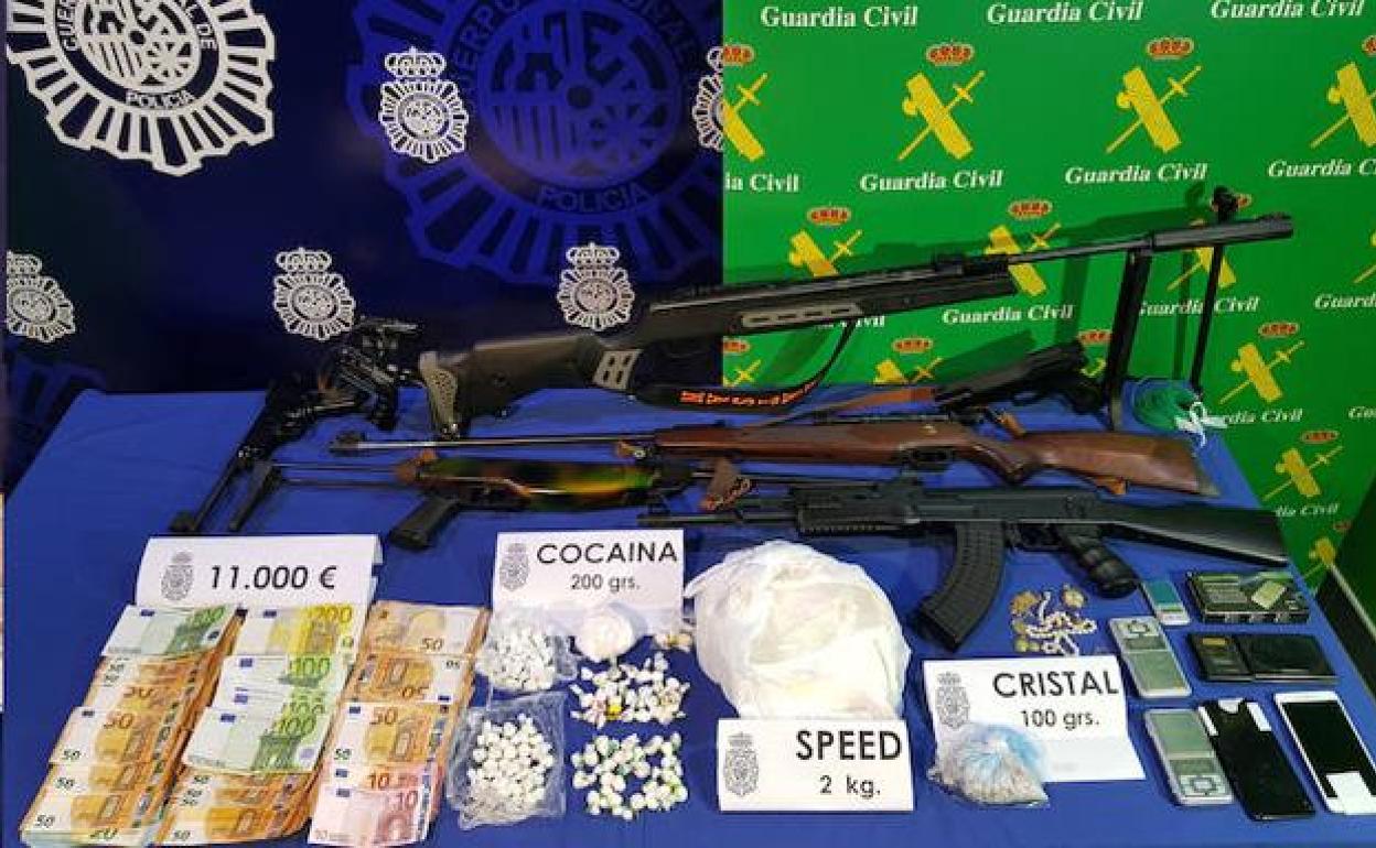 Parte de la droga, armas, dinero y teléfonos incautado.