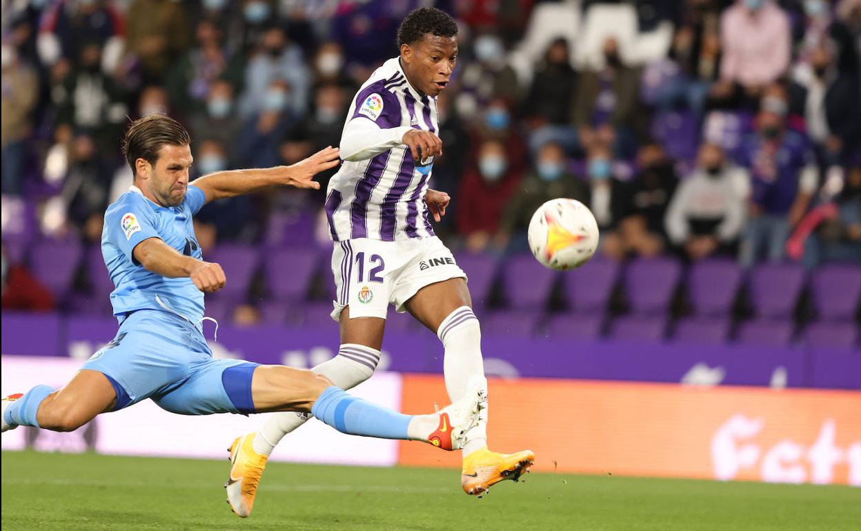 Plata evita la entrada del defensa y eleva el balón por encima del guardameta en el encuentro ante el Ibiza