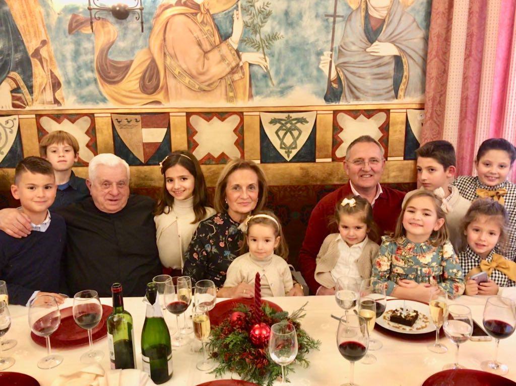 Manuel Villa posa con varios familiares, entre ellos nueve de sus bisnietos.