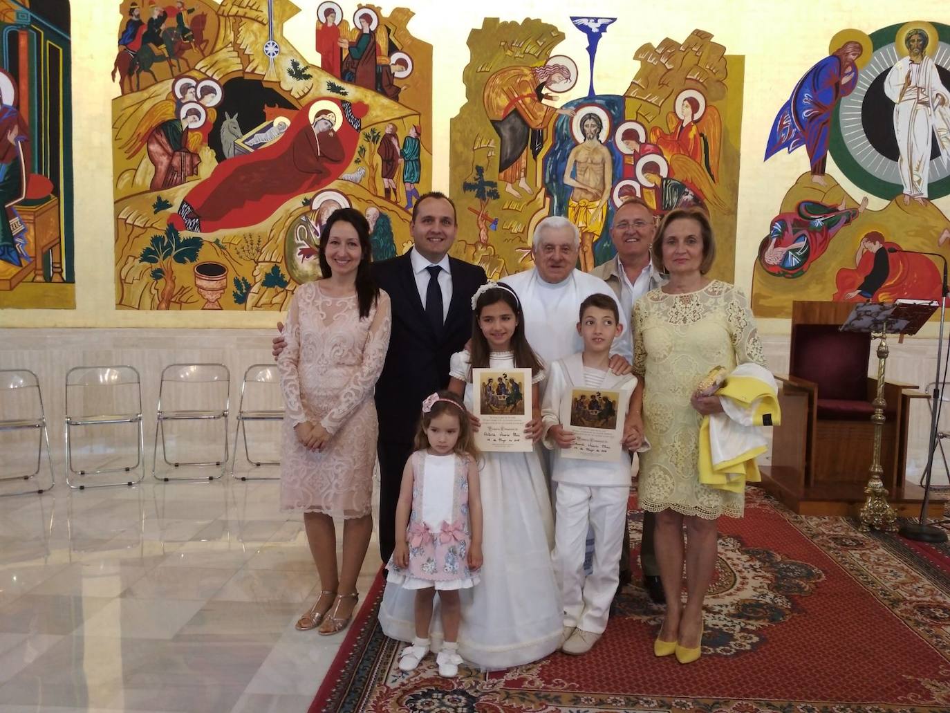 Varios familiares posan tras una comunión.